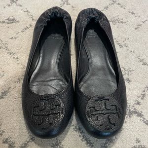 Tory Burch Pebbled Black Leather Reva Ballet Flat - 8.5